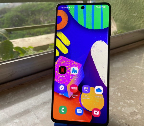 三星Galaxy F62评测:背面看起来就像一面镜子